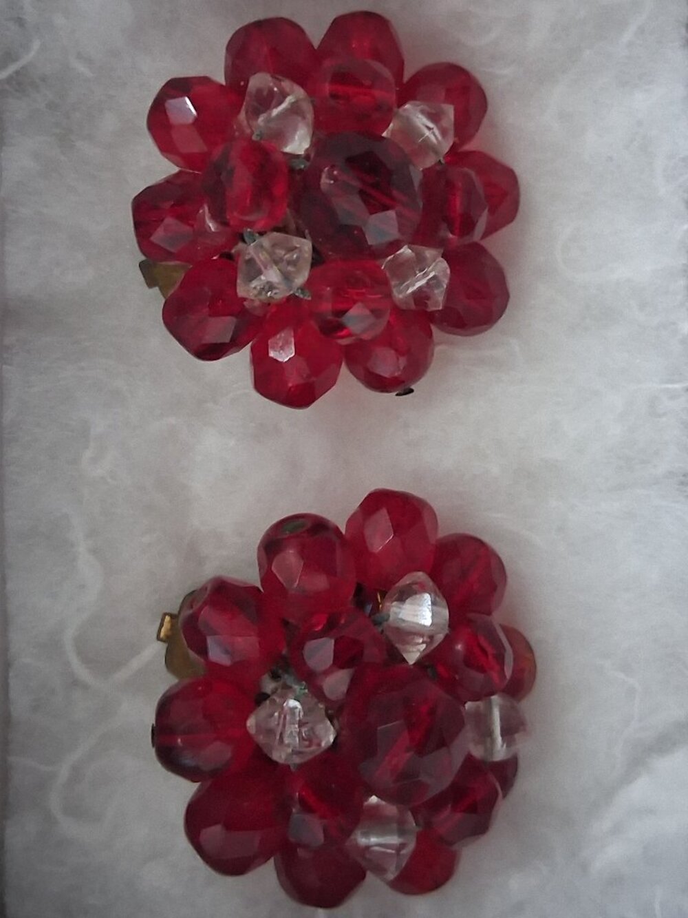 VINTAGE WESTERN GERMANY CLUSTER RED & CLEAR GLASS BEAD CLIP ON EARRINGS